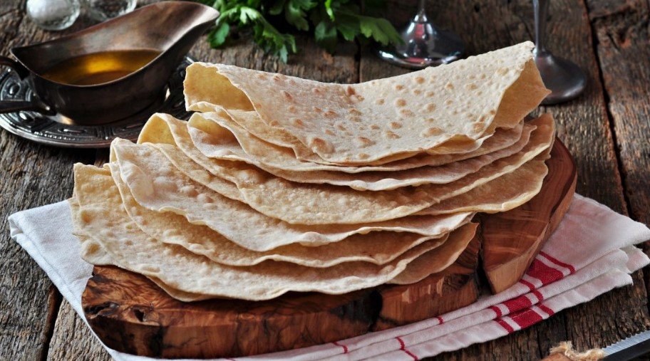 Pan sardo servido en una mesa
